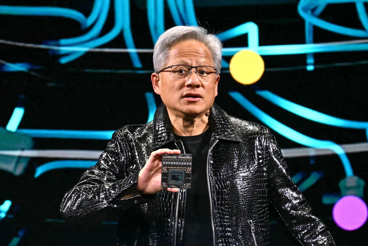 Nvidia CEO 黄仁勋在发布会上展示芯片（Getty Images，经 TechCrunch）