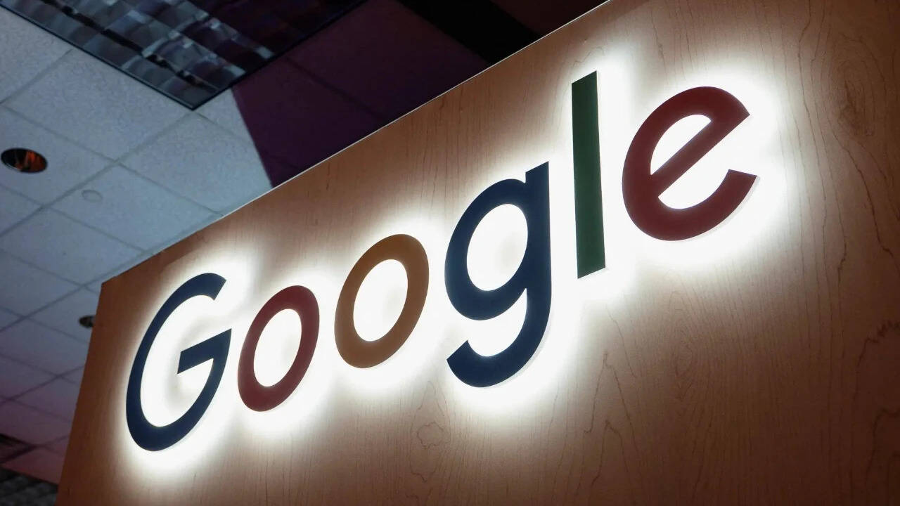 Google 办公室内一块发光的 Google 标志