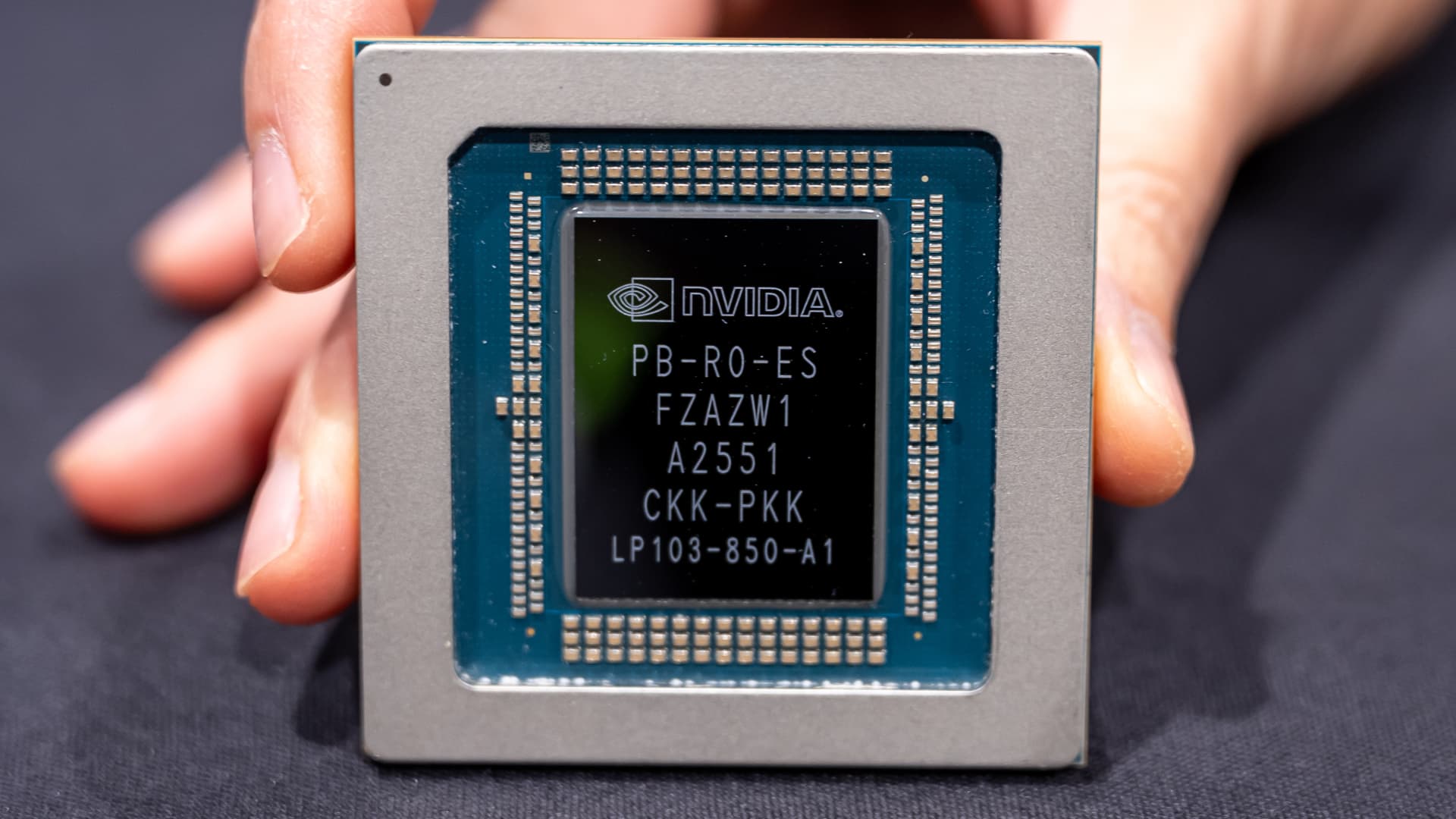 NVIDIA Groq 3 LPU 芯片，2026 年 3 月 18 日 GTC 大会现场（图片来源：David Paul Morris/Bloomberg via Getty Images，via CNBC）