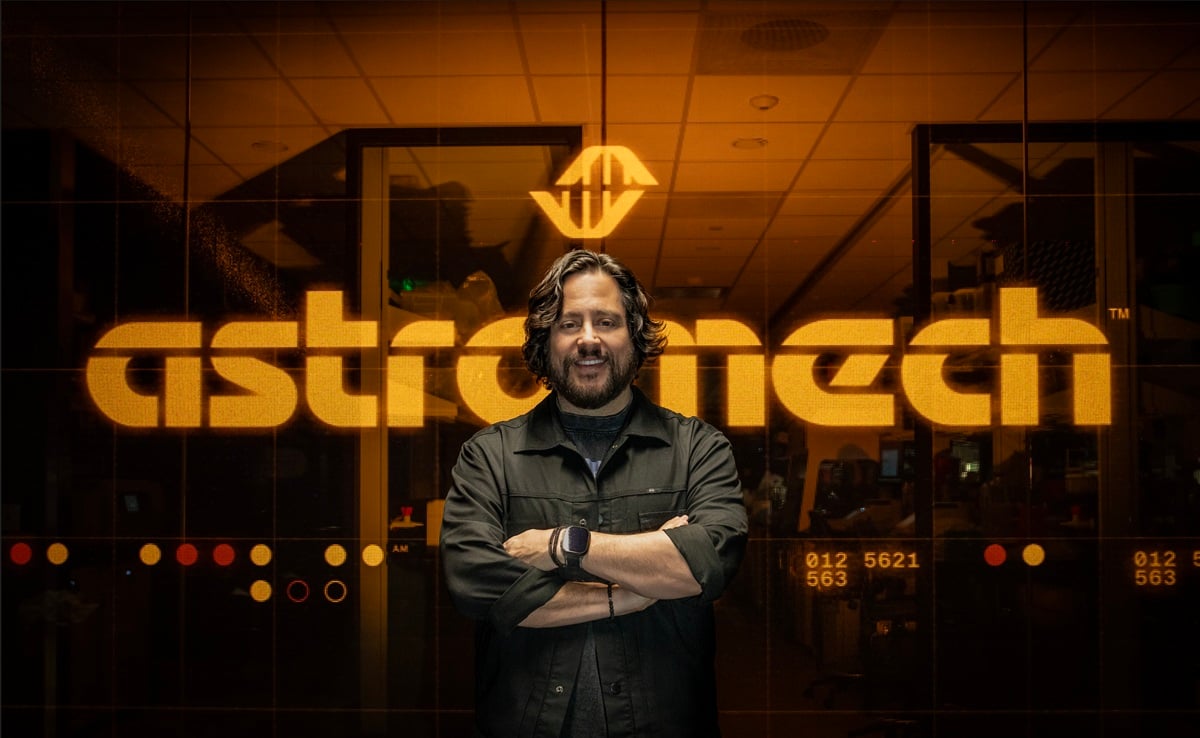 Astromech 联合创始人 Ben Lamm 站在公司标志前