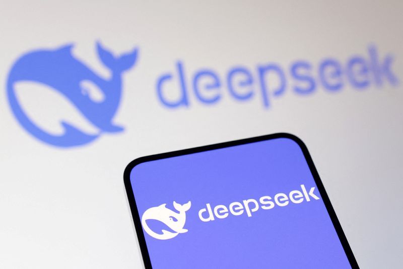 手机屏幕与背景投影中的 DeepSeek 鲸鱼标志