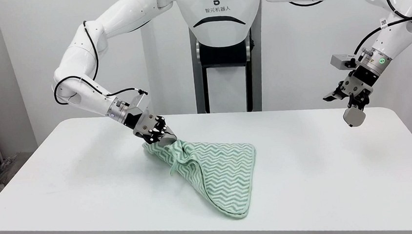 AGIBOT 项目主页任务墙中的叠毛巾任务画面：一台白色双臂机器人正在桌面上折叠一条绿色毛巾