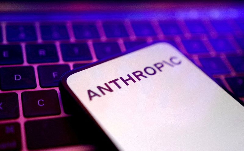 手机屏幕上显示 Anthropic 字样的资料图
