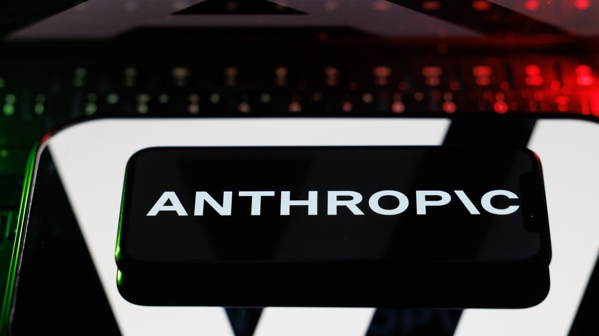 手机屏幕上显示的 ANTHROPIC 标志（Andrey Rudakov/Bloomberg via Getty Images，CNBC 报道配图）
