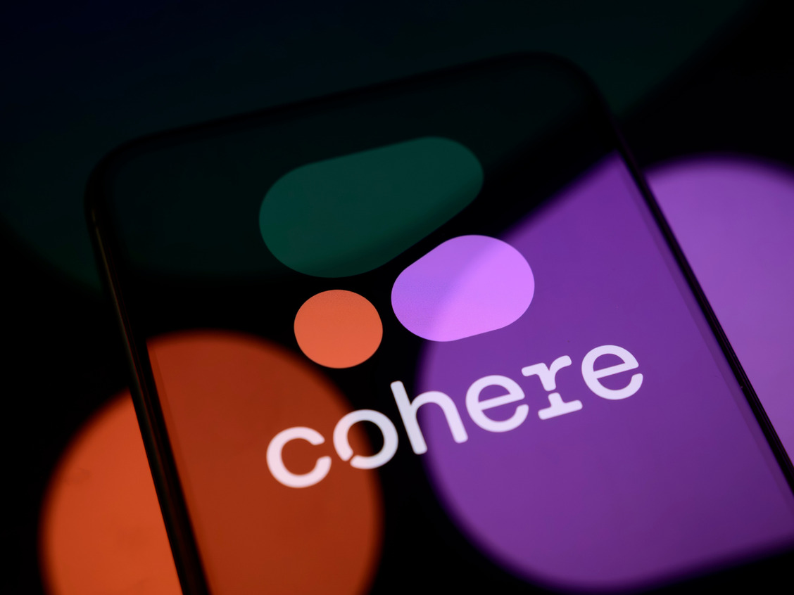 手机上显示的 Cohere 标志（Samuel Boivin/NurPhoto via Getty Images）