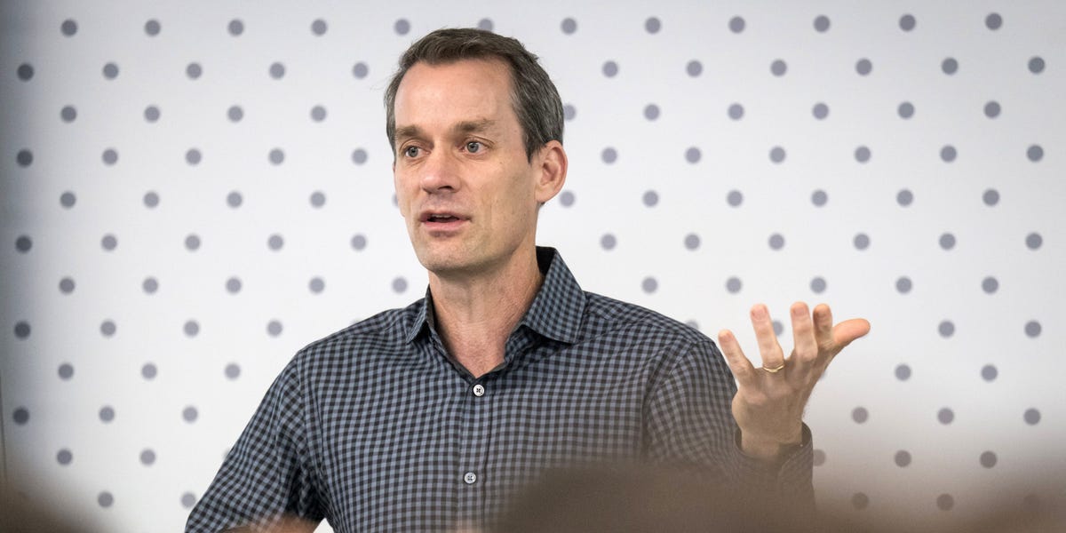 Jeff Dean 在 2020 年 1 月的 Google AI 活动上发言（图源：Bloomberg/Getty Images，Business Insider 报道配图）