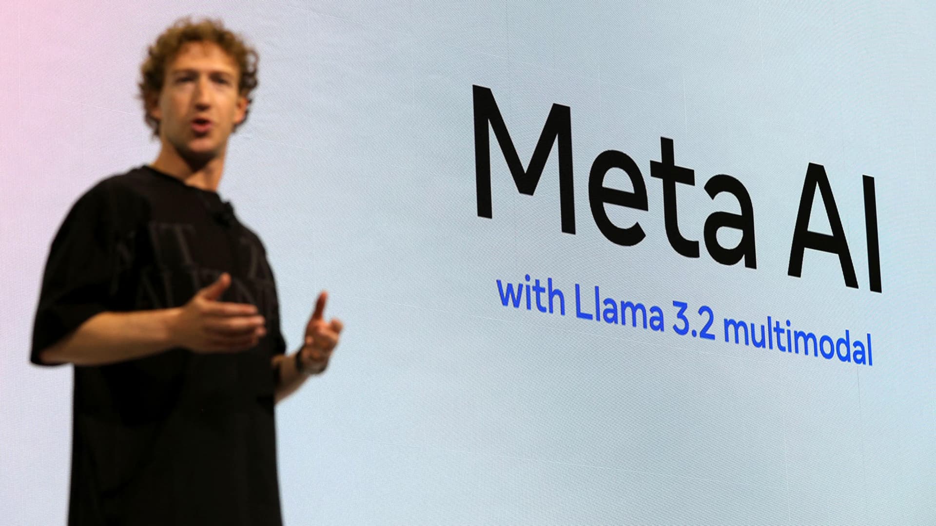 扎克伯格在 Meta Connect 2024 活动上介绍 Meta AI（Manuel Orbegozo / Reuters 摄）