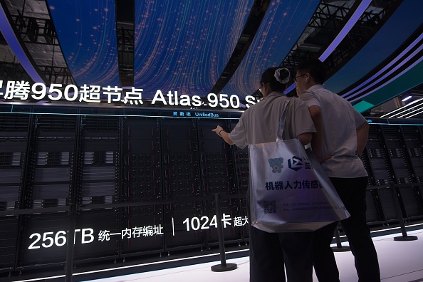 2026 年 7 月 WAIC（世界人工智能大会）期间，华为展台上的 Ascend 950 超节点