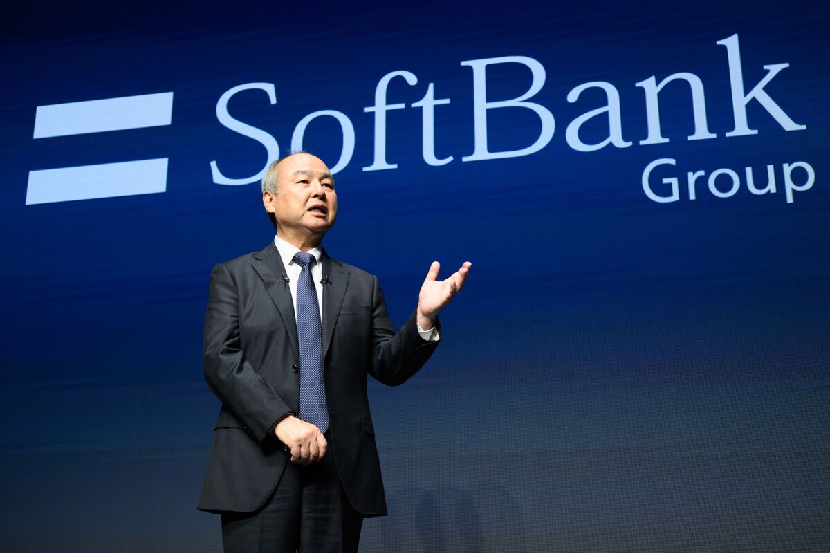 软银集团创始人孙正义在 SoftBank Group 标志前发言（图片来源：彭博）