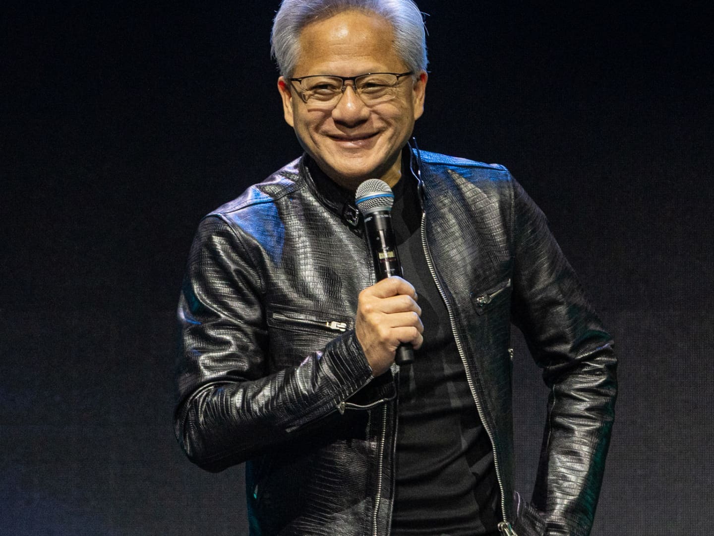 英伟达 CEO 黄仁勋在活动现场手持话筒讲话