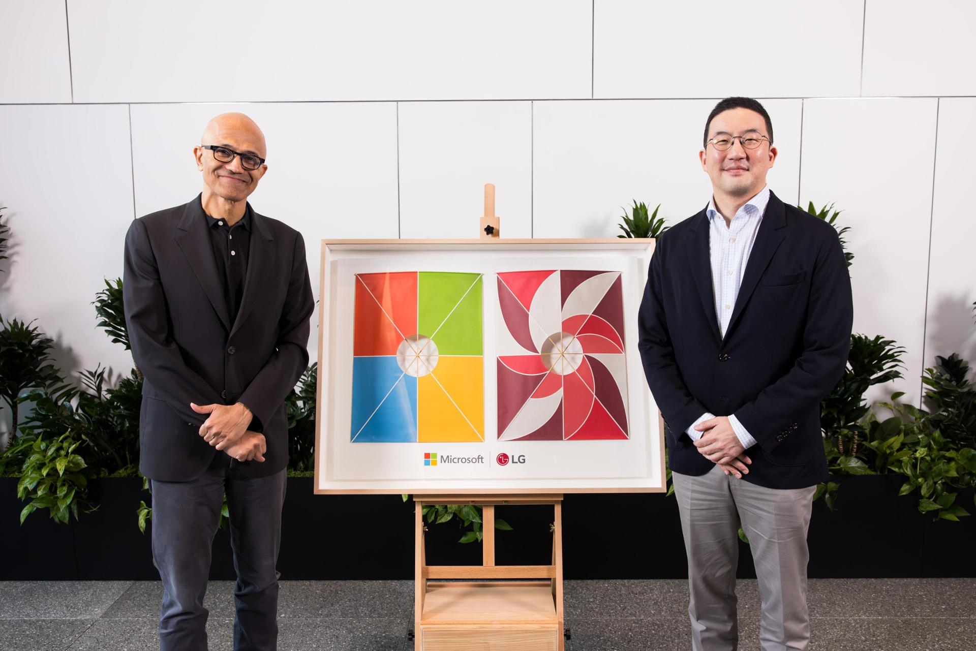 LG 集团会长具光谟（右）与 Microsoft 董事长兼 CEO Satya Nadella 在 Redmond 总部会面时合影，中间画架上是带有 Microsoft 与 LG 标志的纪念作品。图源：LG Electronics LinkedIn 帖子，经《Korea Times》刊载