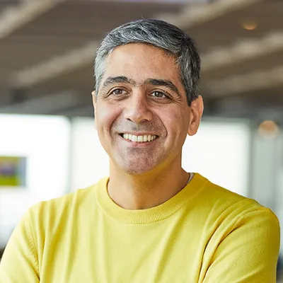 Google 官方博客作者页上的 Koray Kavukcuoglu 资料照片