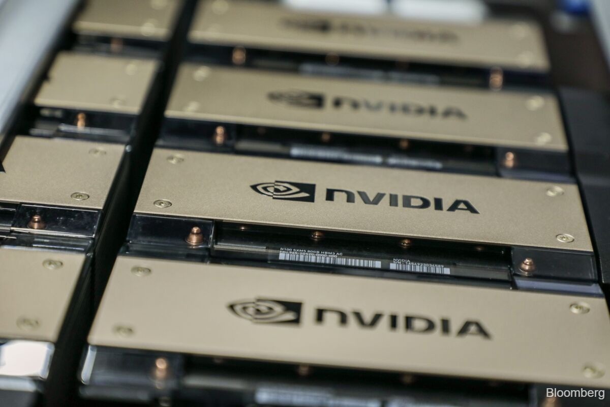 机柜中的 Nvidia GPU 加速器模块（彭博）