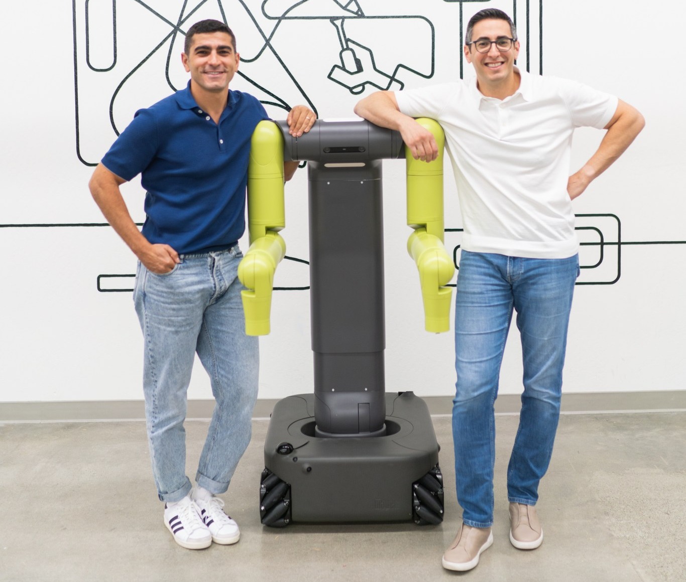 Maven Robotics 联合创始人 Hamza 和 Khalid Derbas 与第三代机器人平台的合影