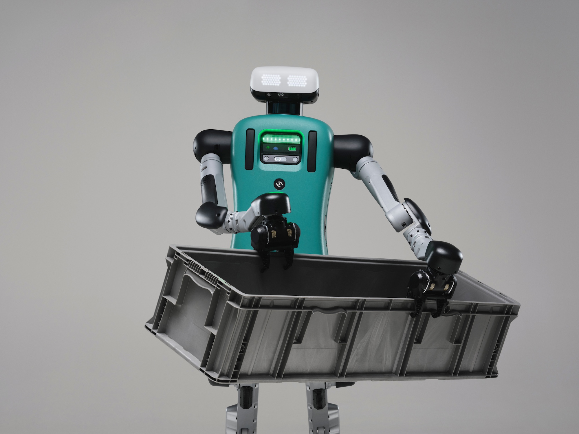 Agility Robotics 的 Digit 人形机器人正在搬运周转箱