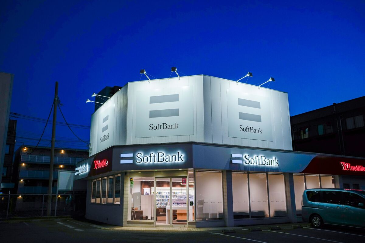 SoftBank 门店夜景，招牌上的 SoftBank 标识清晰可见