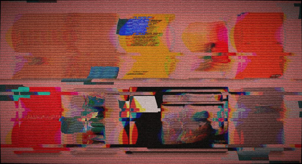 横向抽象故障风配图：彩色像素噪点与横向失真条纹，隐约可见笔记本电脑轮廓