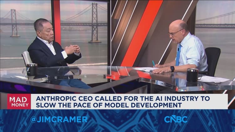 《Mad Money》节目画面：陈福阳与主持人 Jim Cramer 对谈，画面下方字幕称 Anthropic CEO 呼吁 AI 行业放慢模型开发速度