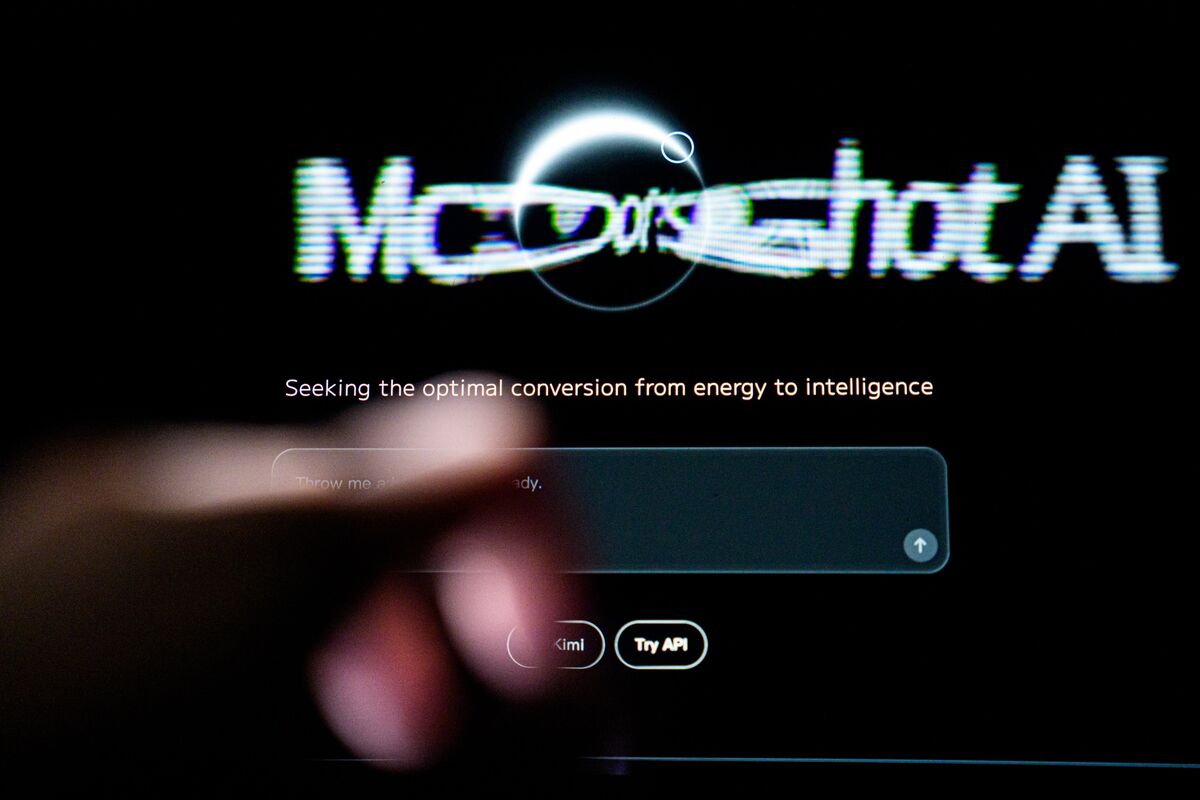 笔记本电脑屏幕上的 Moonshot AI 标志与 Kimi 对话界面