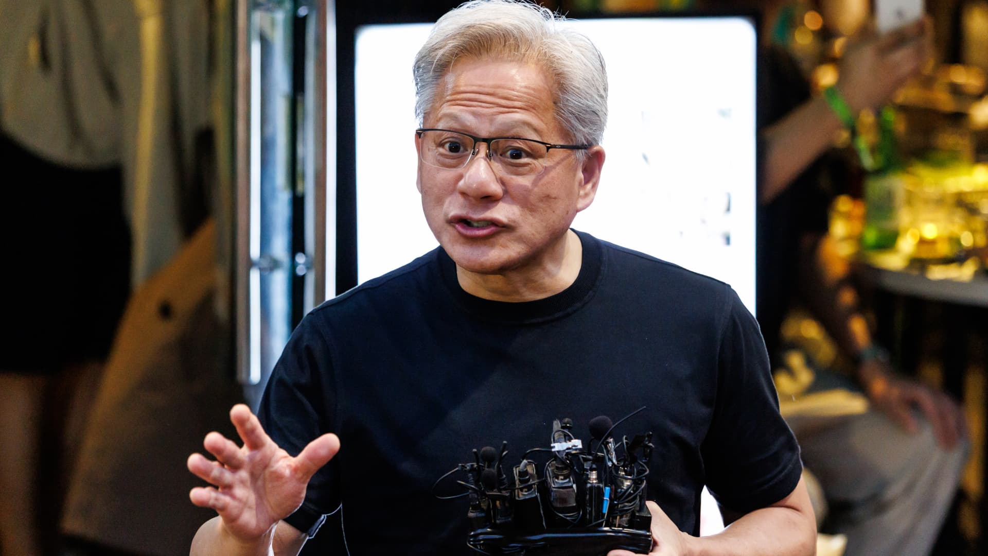Jensen Huang 2026 年 6 月 5 日在首尔回答媒体提问（SeongJoon Cho/Bloomberg via Getty Images，CNBC 报道配图）
