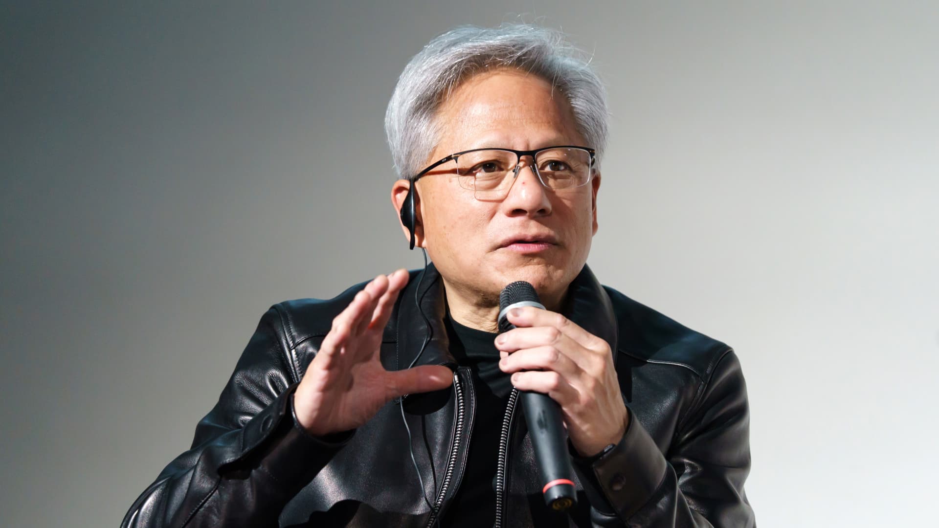 CNBC 报道配图：NVIDIA 与华尔街机构的联合采访现场（图源：CNBC）