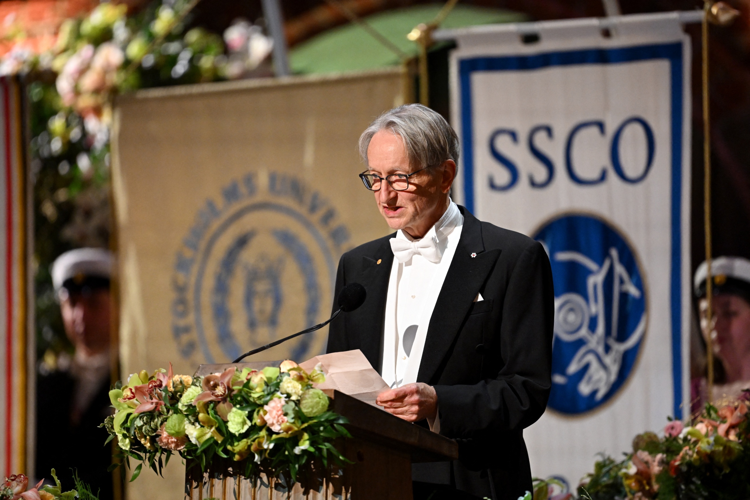 Geoffrey Hinton 于 2024 年 12 月 10 日在斯德哥尔摩诺贝尔奖晚宴上发言（Jonathan Nackstrand/AFP via Getty Images）