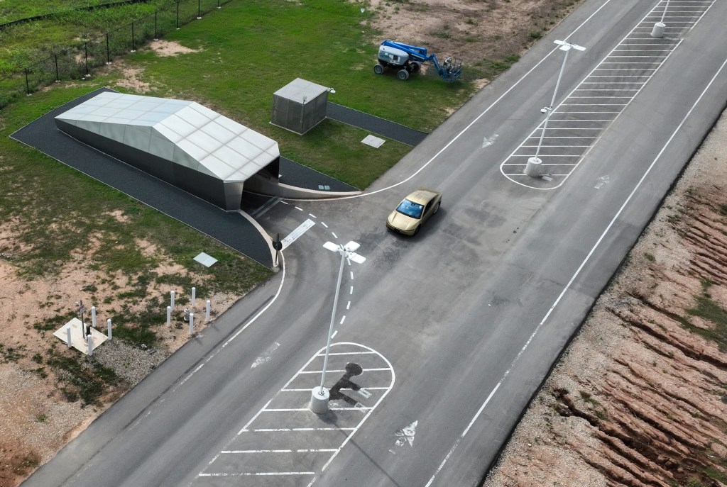 量产版特斯拉 Cybercab 行驶在奥斯汀 Giga Texas 厂区道路上