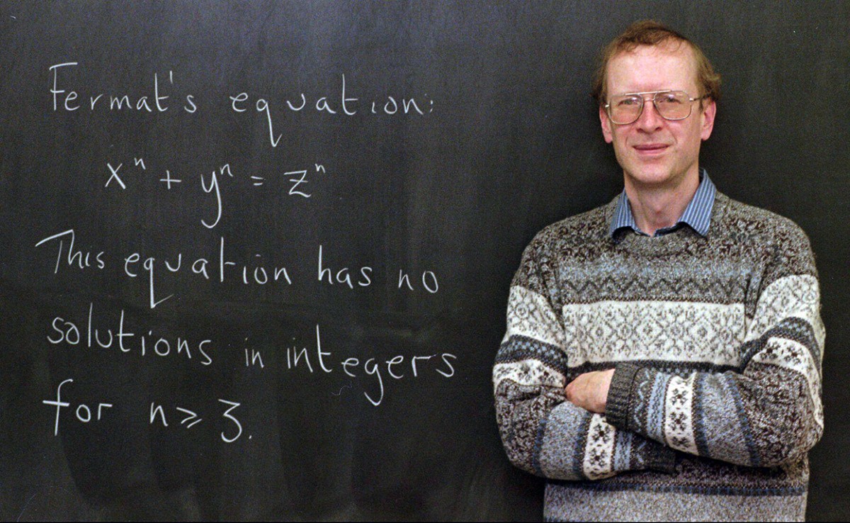 Andrew Wiles 站在普林斯顿大学办公室的黑板前，黑板上写着费马大定理