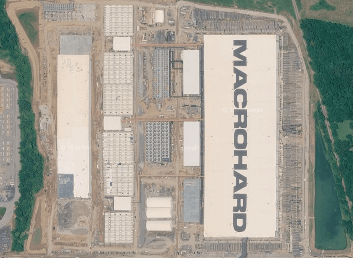 7 月 11 日 Google Earth 卫星影像：Colossus 2 园区中部可见成列的 Megapack 电池柜