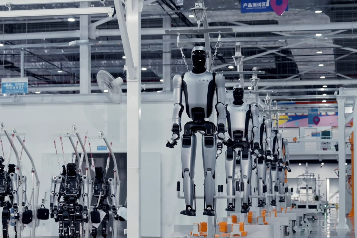 UBTECH 工厂内的人形机器人（图片来源：IBTimes UK 报道配图，署名 UBTECH Robotics/YouTube）