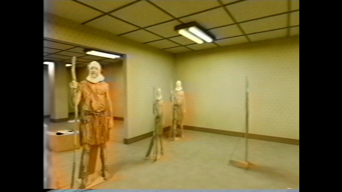 主推文所附视频画面：带 VHS 质感、昏黄色的室内场景。Trussell 称该场景由 GPT-6 Astra 在 Blender 中建成