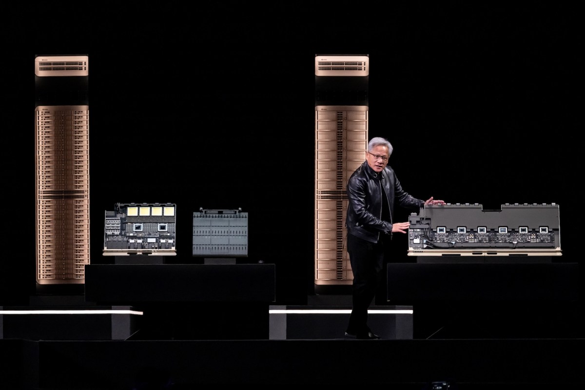 黄仁勋在发布活动上介绍 NVIDIA 的机架式系统（图片来源：David Paul Morris/Bloomberg via Getty Images）