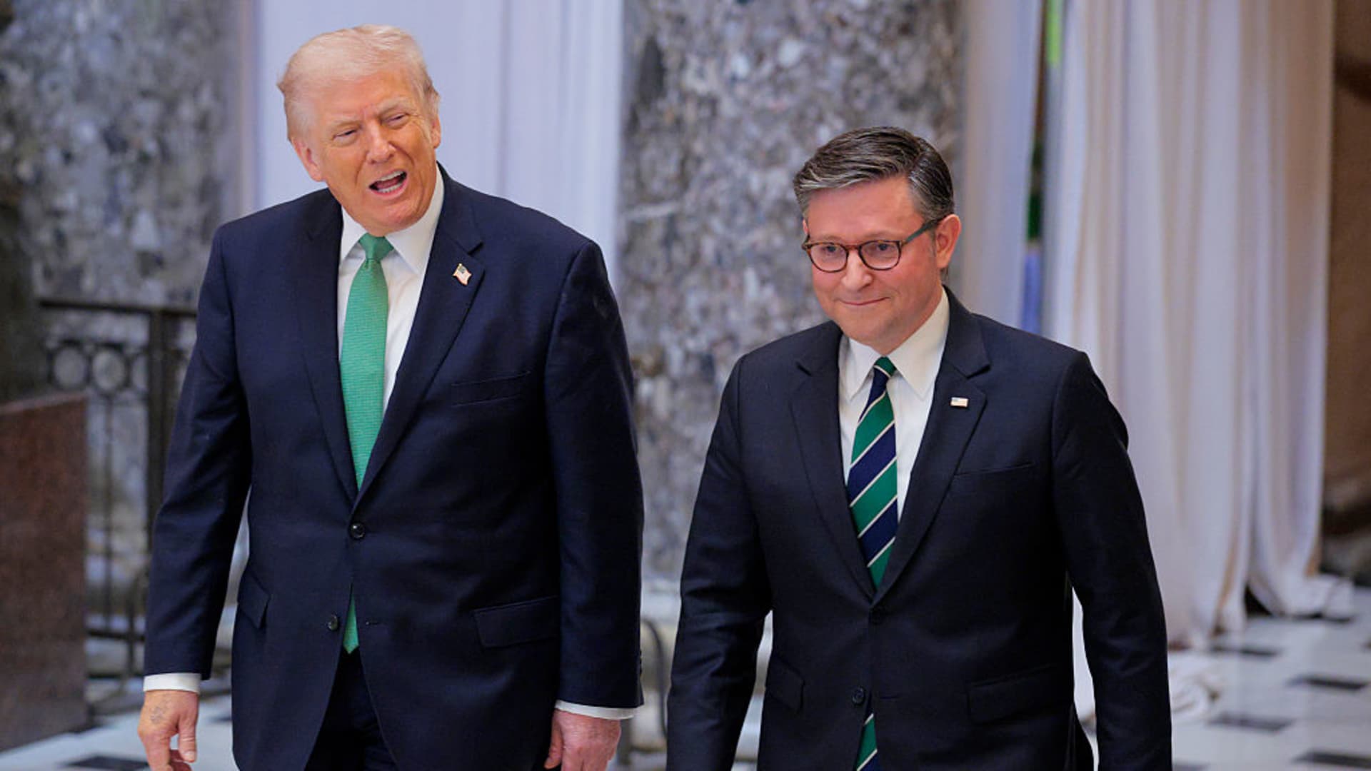 美国总统 Donald Trump（左）与众议院议长 Mike Johnson（右）2026 年 3 月 17 日在华盛顿国会大厦出席爱尔兰之友年度午餐会后离场