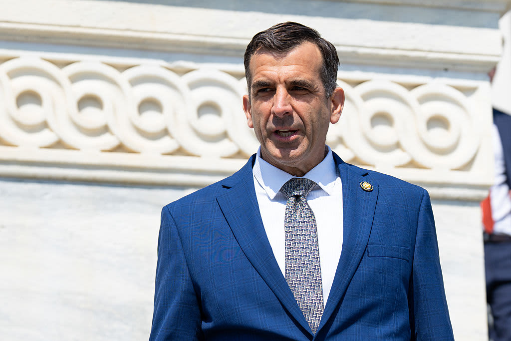 众议员 Sam Liccardo 2025 年 5 月 1 日在国会大厦投票后走下台阶