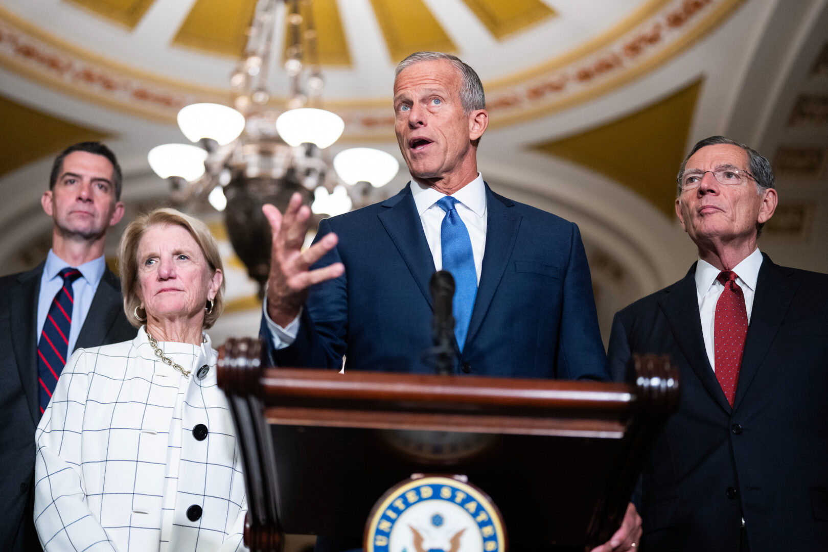 参议院多数党领袖 John Thune 在国会山记者会上（Tom Williams/CQ Roll Call）