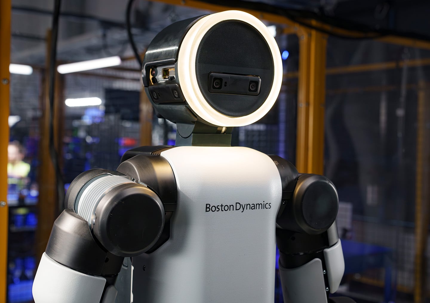 Boston Dynamics 官方博客 2026 年 1 月发布新款 Atlas 时使用的配图：Atlas 机器人身处工业环境中，头部环绕一圈发光灯环