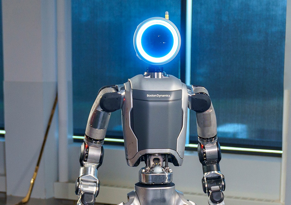 Boston Dynamics 官网 Atlas 产品页展示的 Atlas 人形机器人，头部灯环发出蓝光