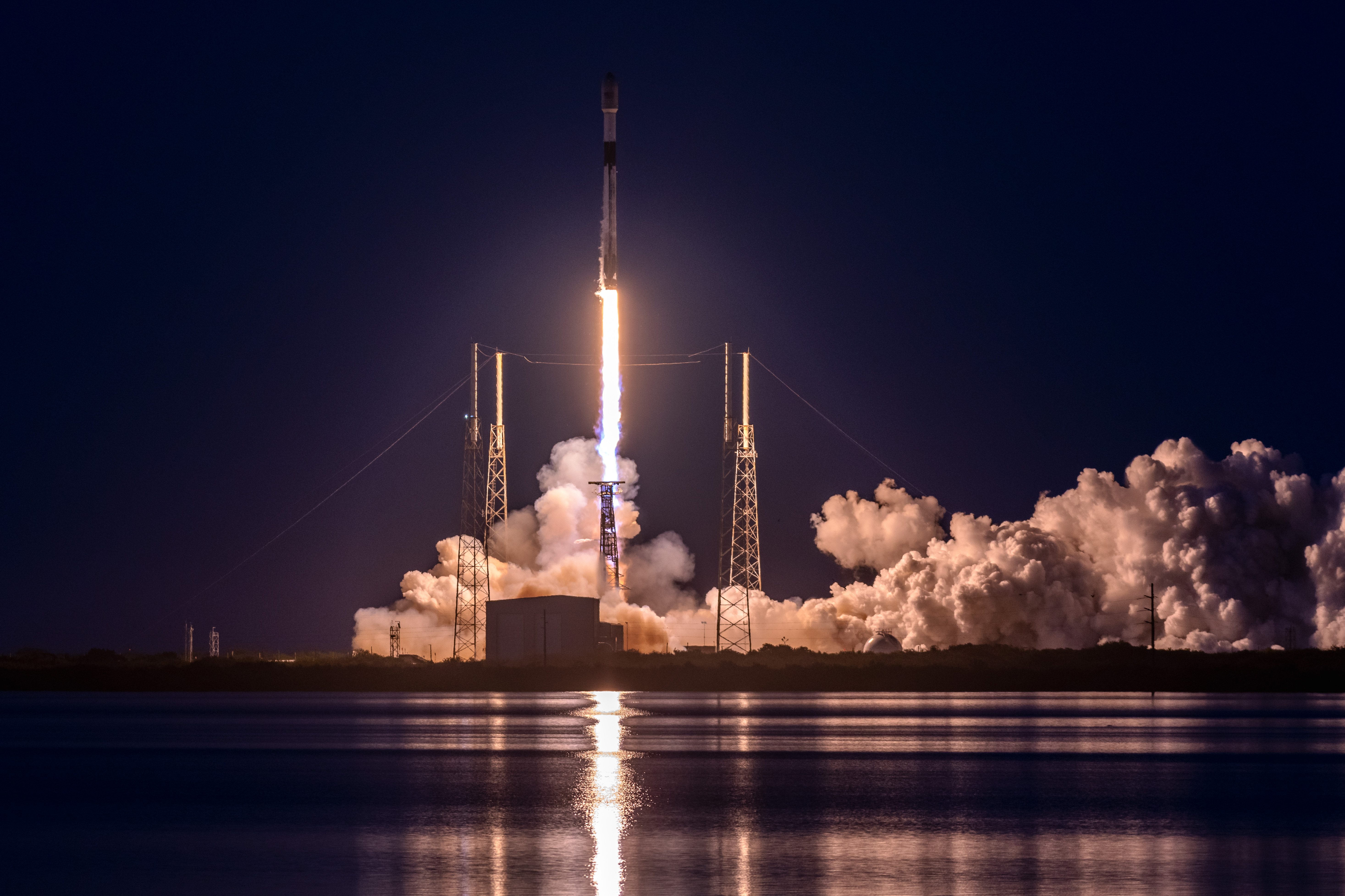 SpaceX 猎鹰9号火箭发射（美国太空军照片）