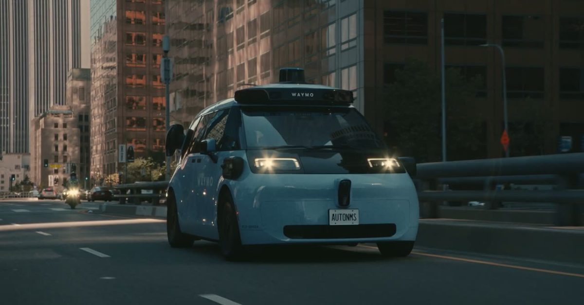 Waymo 无人驾驶出租车行驶在城市街道