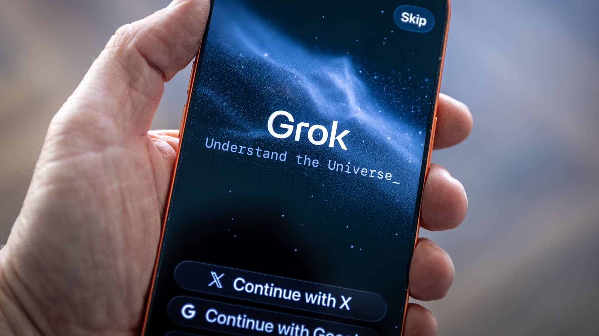 显示 Grok 应用界面的 iPhone（资料图）