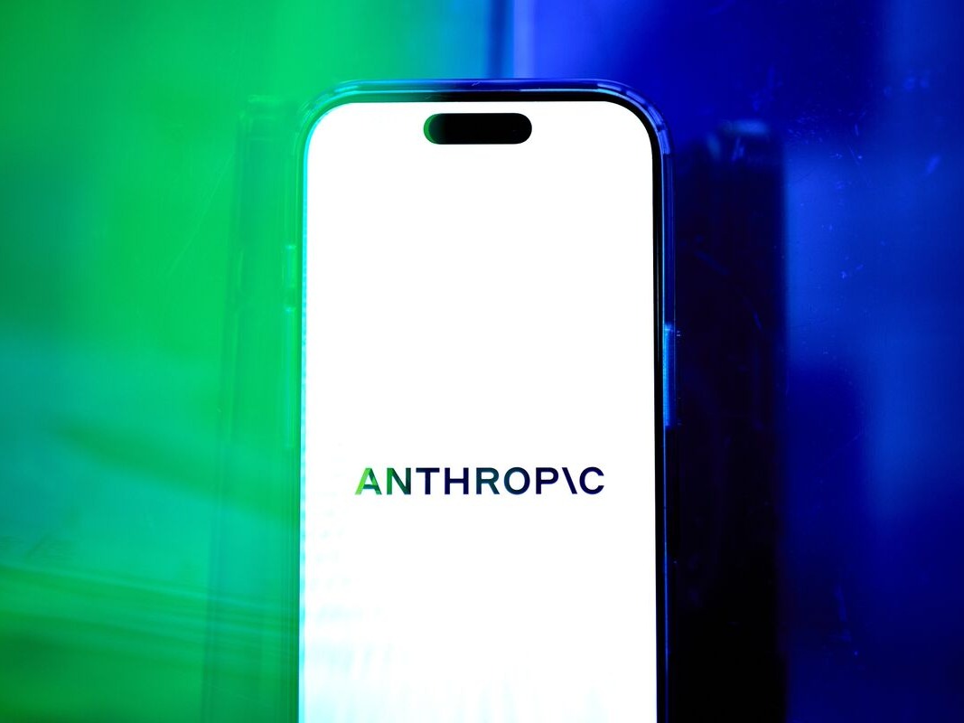 手机屏幕上显示 Anthropic 的标识
