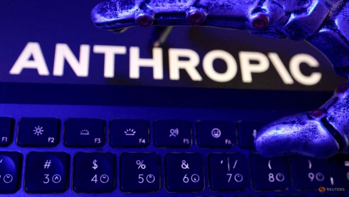 路透插图中，一只机械手悬停在显示 Anthropic 标识的笔记本电脑键盘上方