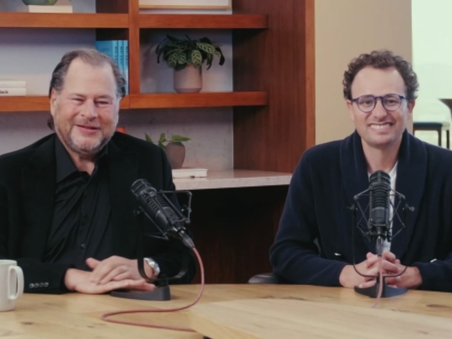 Marc Benioff（左）与 Anthropic CEO Dario Amodei 接受 CNBC 联合采访