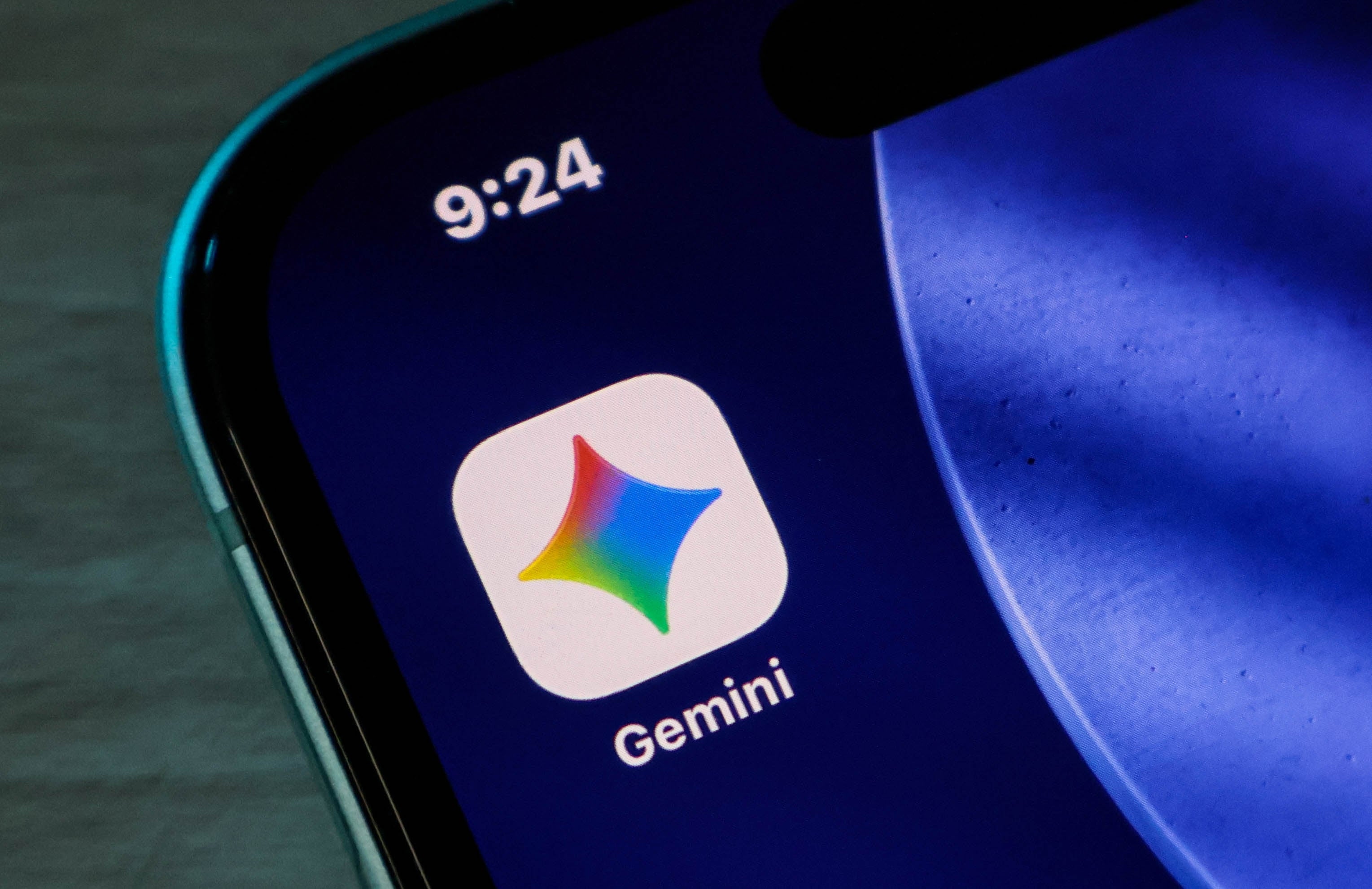 综述配图：手机屏幕上的 Gemini 应用