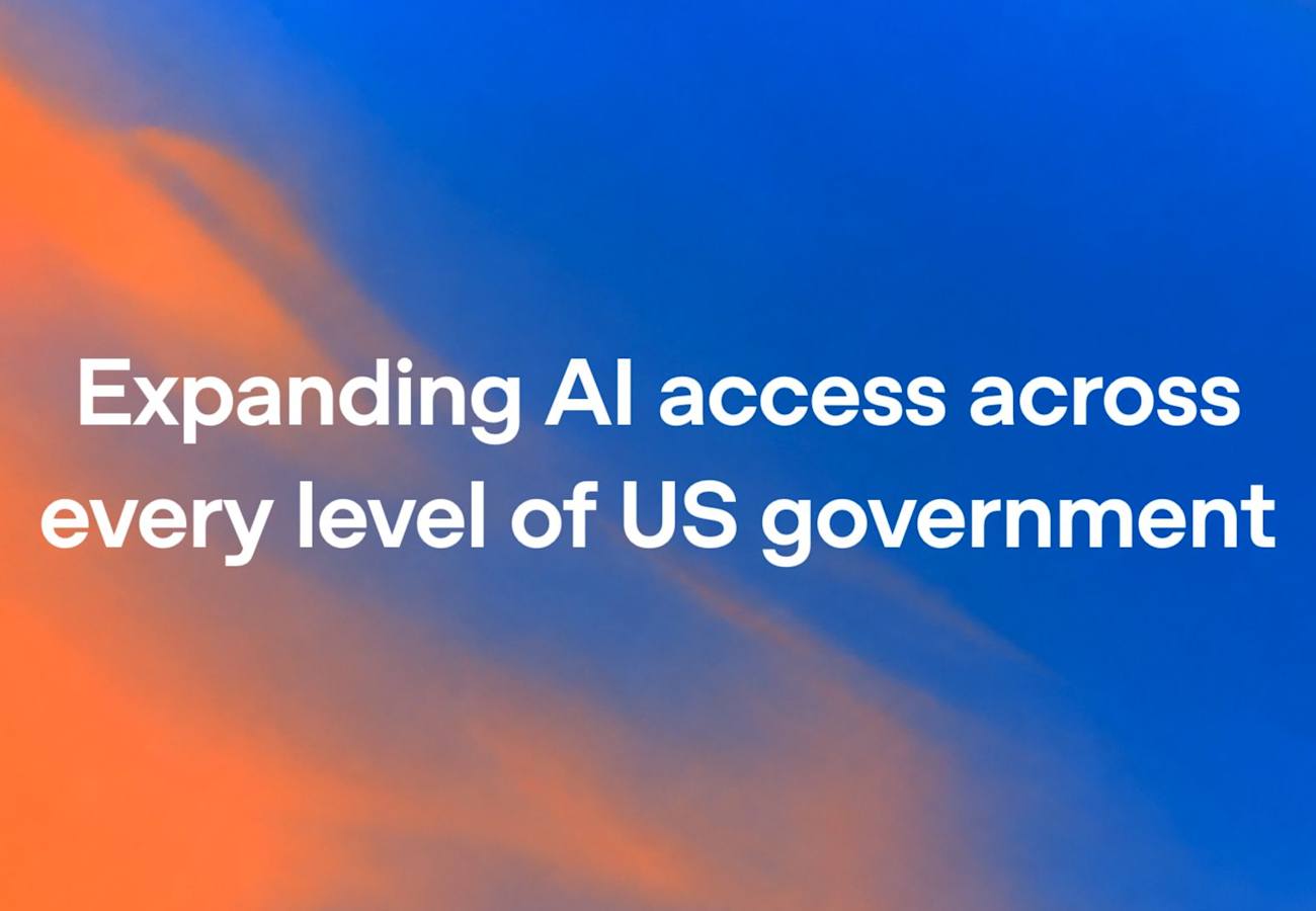 OpenAI 公告头图：橙蓝渐变背景上，白色标题写着 Expanding AI access across every level of US government