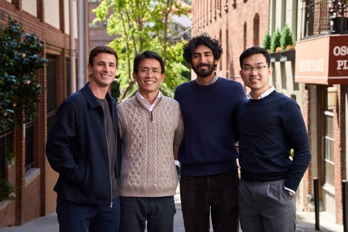 四名男子在砖砌小巷中合影（TechCrunch 关于 Corridor 融资报道的配图）
