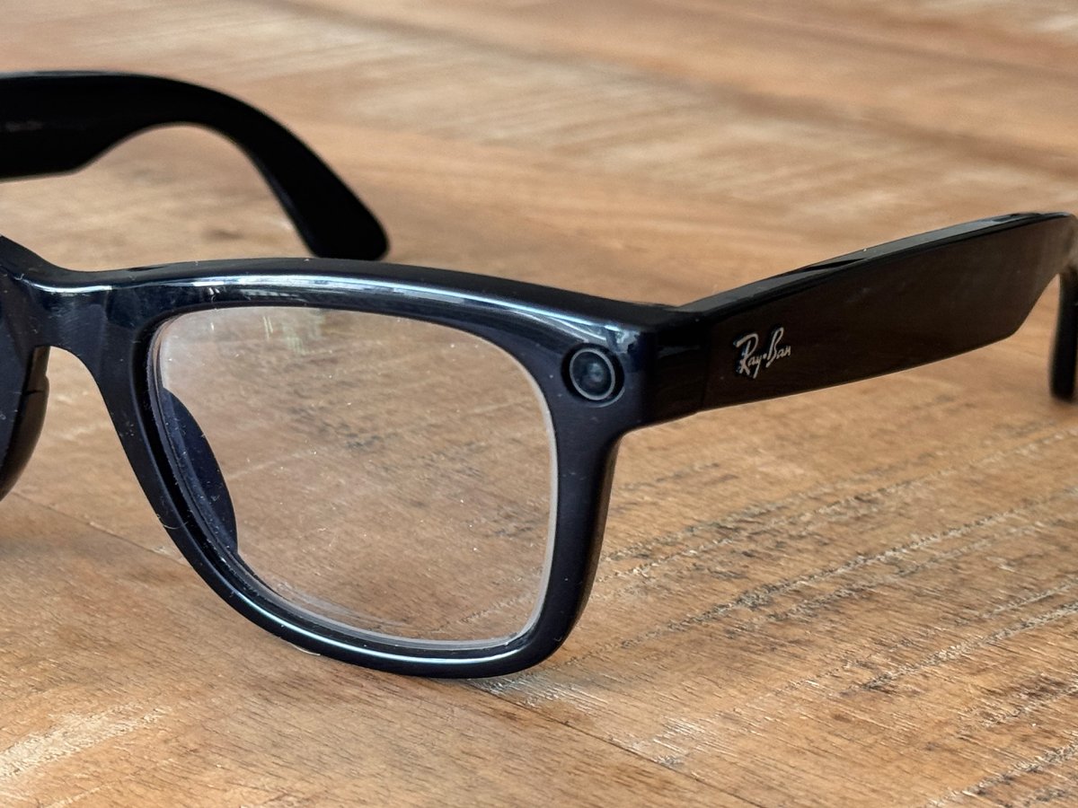 Ray-Ban Meta Wayfarer 智能眼镜特写，铰链旁的摄像头清晰可见