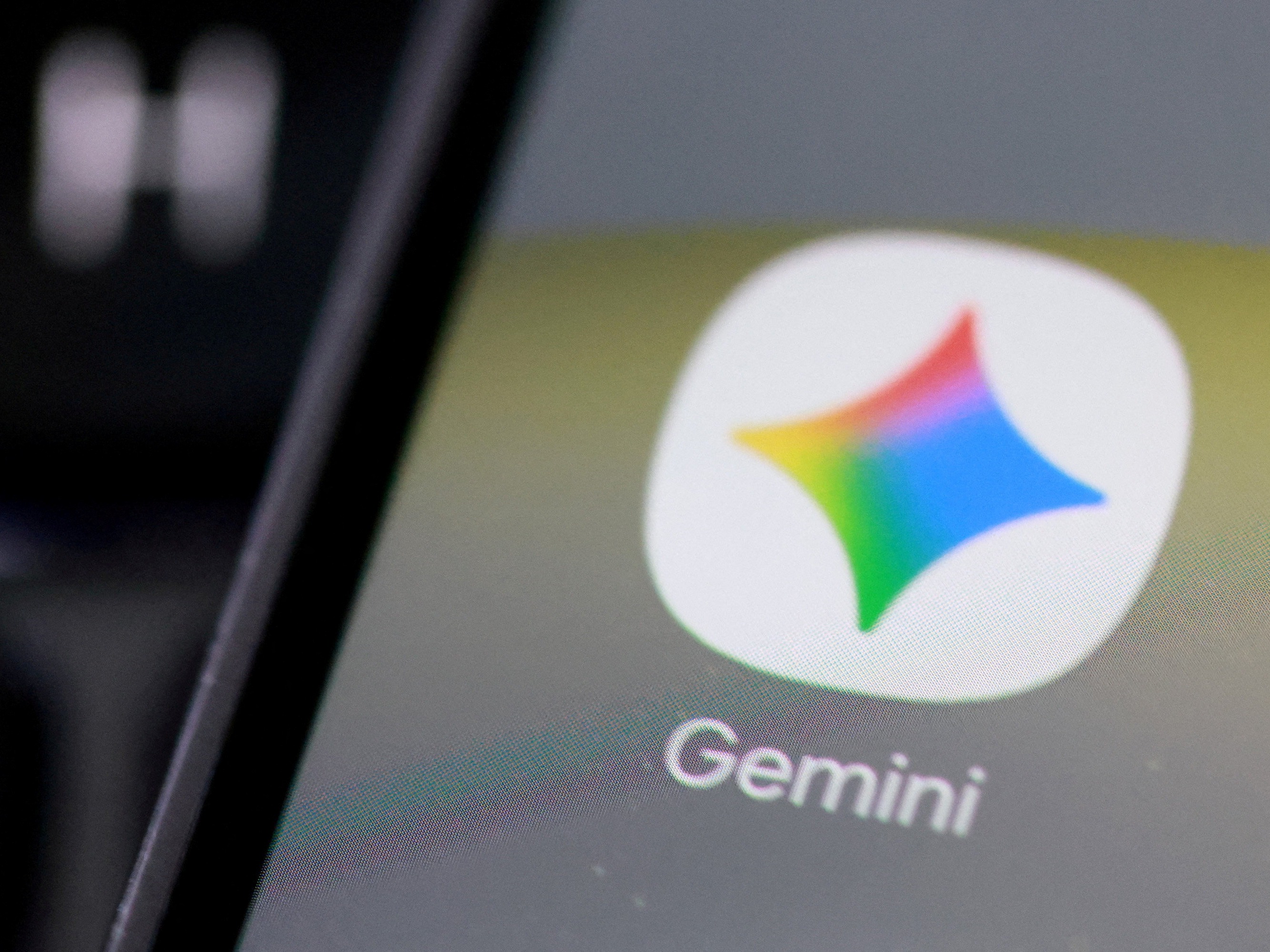 手机屏幕上的 Google Gemini 应用图标（Reuters/Dado Ruvic 插图）