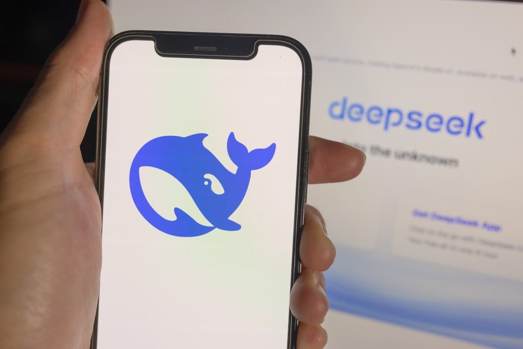 手机屏幕显示 DeepSeek 应用界面，南华早报相关报道配图