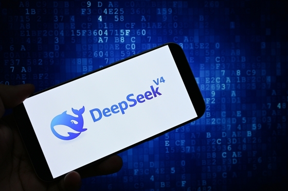 财新报道配图：手机屏幕上的 DeepSeek 与 V4 标识（图：视觉中国）